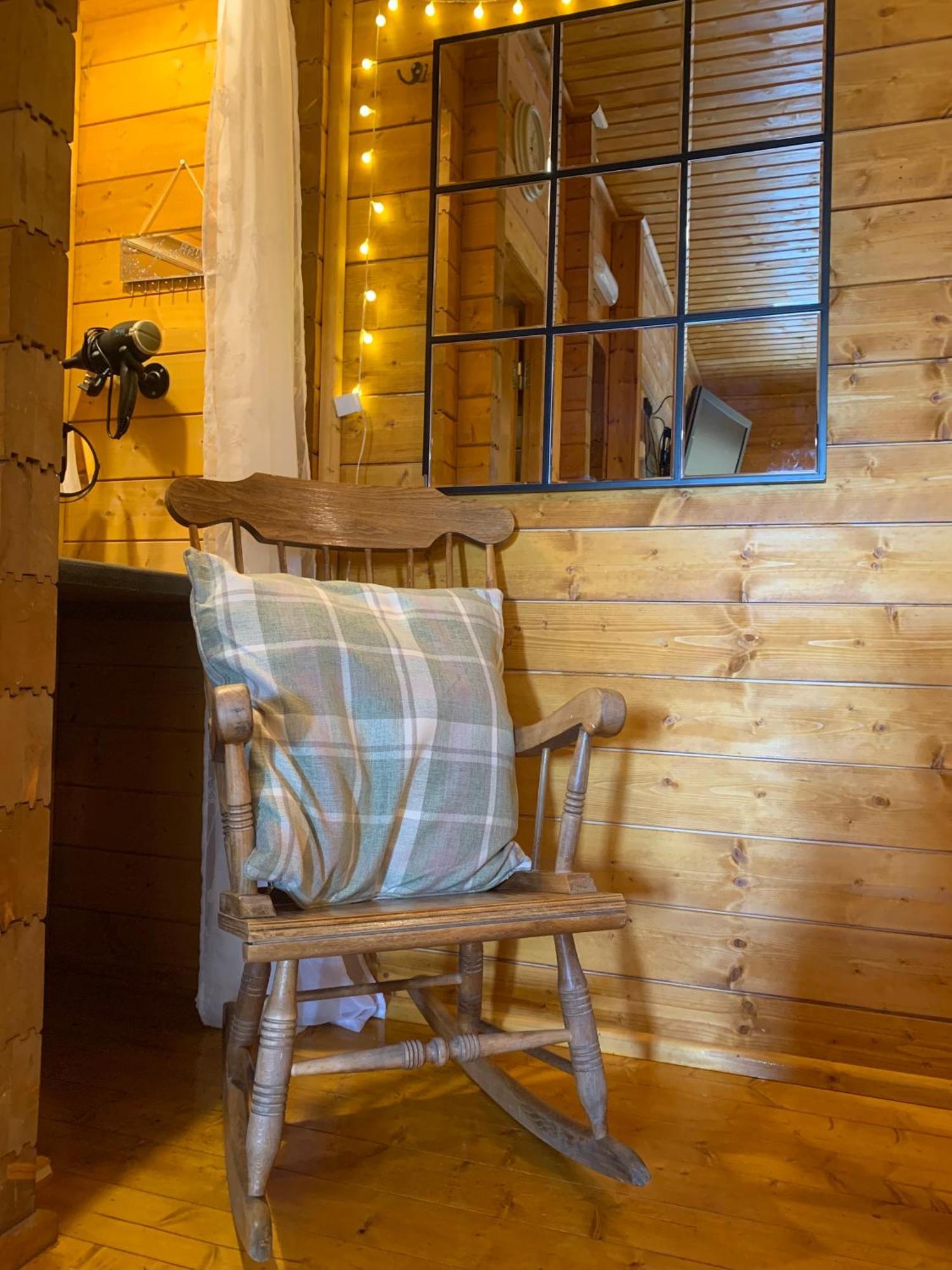 Cherry Cabin - Little Log Cabin In Wales Bettws Cedewain Exteriér fotografie